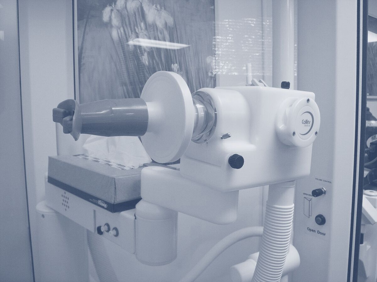 Lung function equipment with a mouthpiece and filter